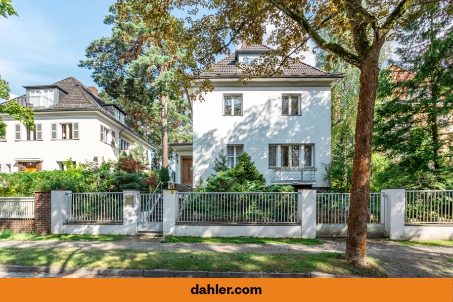 Außenansicht - Haus kaufen in Berlin / Zehlendorf - Klassische Walmdach-Villa auf weitläufigen Südost Grundstück mit Ausbaupotential