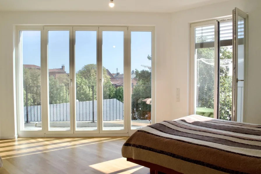 Hauptschlafzimmer mit großem Balkon