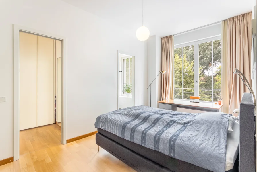 Schlafzimmer mit Garderobe und Vollbad en Suite