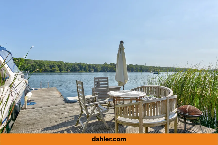 Titelbild - Haus kaufen in Woltersdorf - Zweifamilien-Villa auf idyllischem Hanggrundstück mit Wasserzugang und eigenem Bootssteg am Kalksee