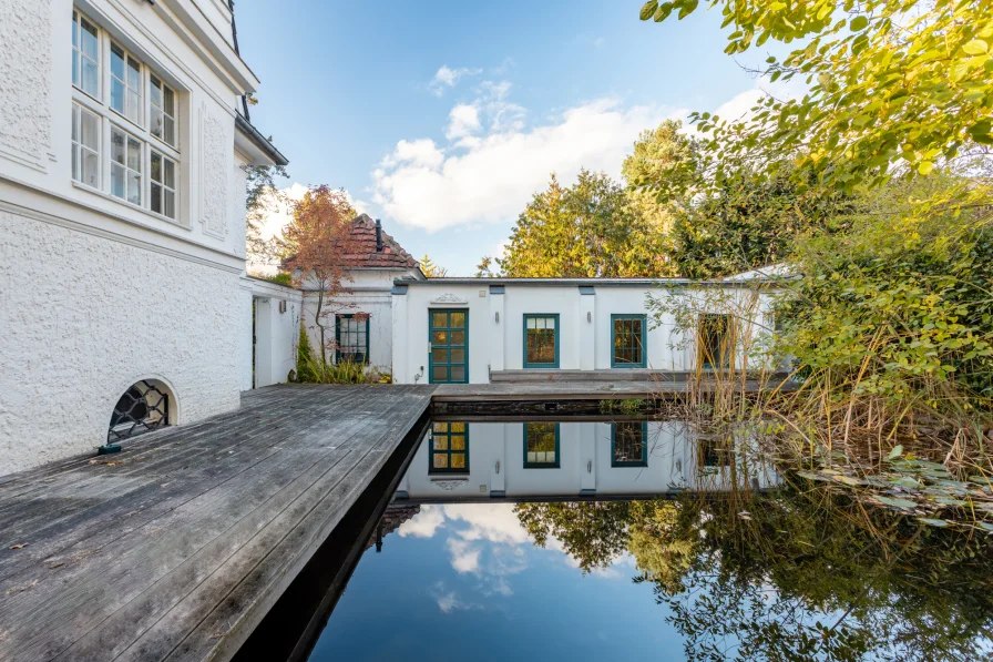 Außenbereich mit großzügiger Terrasse und Naturschwimmteich