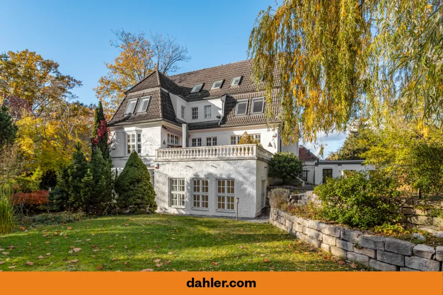 Titelbild Online Portale - Haus kaufen in Berlin / Zehlendorf - Charmante Stadtvilla mit Naturschwimmteich und Remise,  teilgewerbliche Nutzung möglich