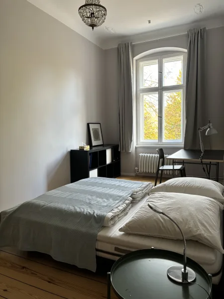 Schlafzimmer mit großzügigem Fenster