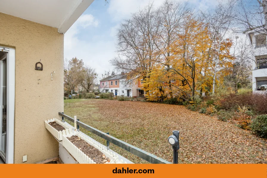 West-Loggia mit Blick auf den Hinterhof - Wohnung kaufen in Berlin / Zehlendorf - Charmantes Zuhause mit Grünblick in familienfreundlicher Lage