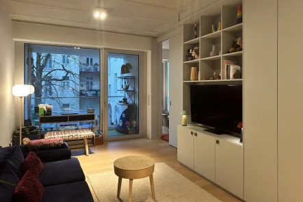 Wohnzimmer mit Einbaumöbeln - Wohnung mieten in Berlin / Mitte - Am Tacheles - Möbliertes Design-Apartment mit Loggia und Zugang zum hauseigenen Health & Spa Club