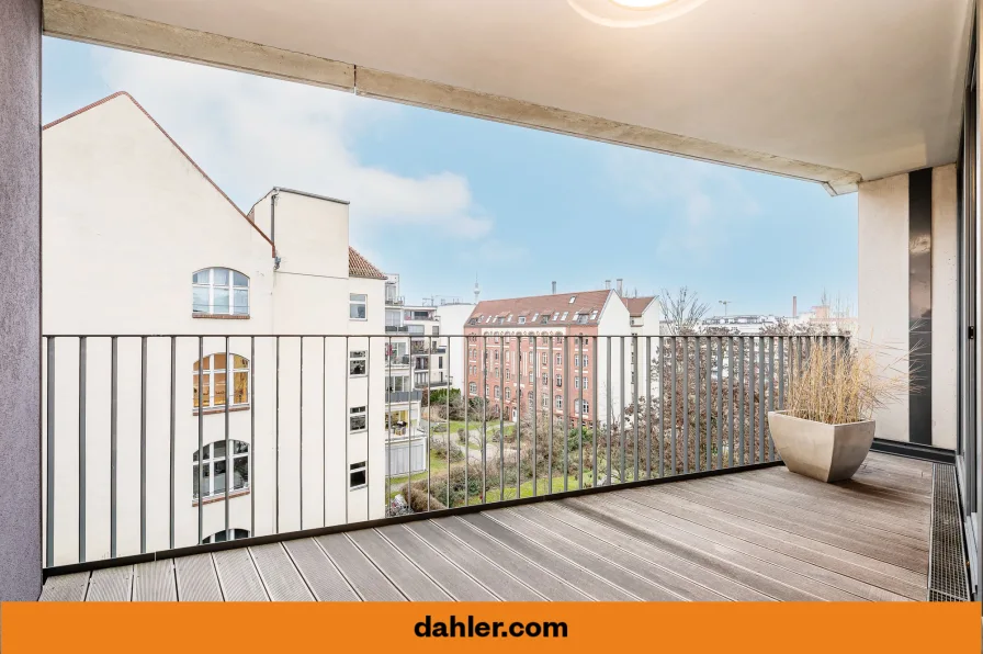 Loggia zum ruhigen Innenhof - Wohnung kaufen in Berlin / Mitte - Lichtdurchflutete Traumwohnung am Engelbecken mit ruhiger Loggia