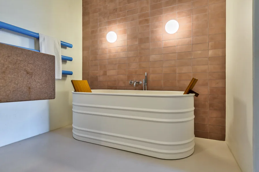 Badezimmer mit freistehender Designer-Badewanne