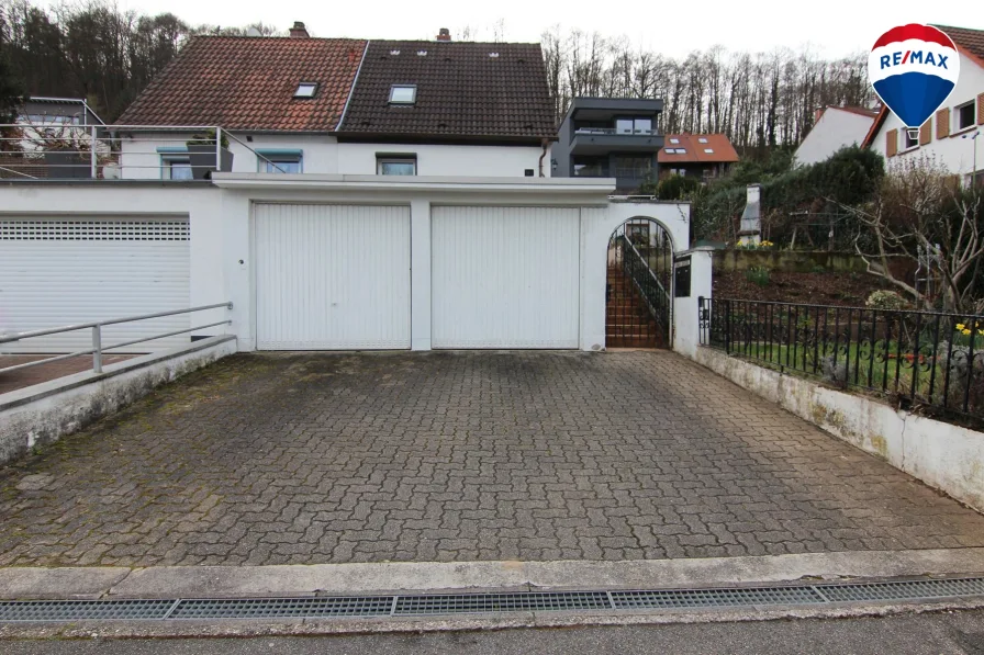 Außenansicht/ Garage - Haus kaufen in Neustadt an der Weinstraße - "Perfekte Synergie: Wohntraum und Kapitalanlage vereint in dieser zeitlosen Immobilie mit großem Gartenparadies"