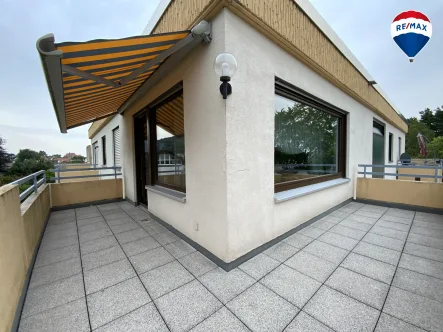 Balkon Wohnzimmer - Wohnung kaufen in Neustadt - Helle 3-ZKB-Wohnung mit Zwei Balkonen und Stellplatz in begehrter Lage