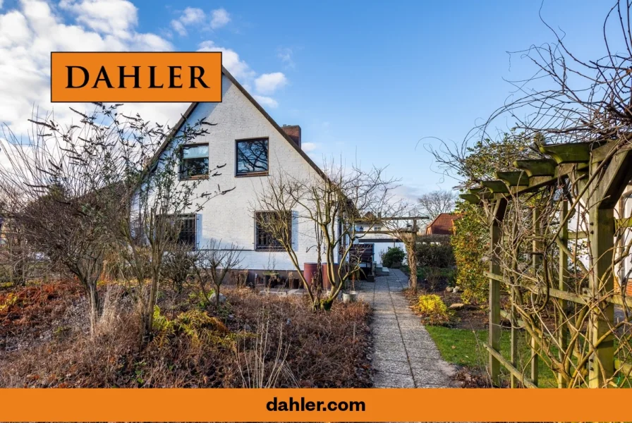 Rückansicht des Hauses - Haus kaufen in Hamburg / Bergstedt - Entdecken Sie das Potenzial - gepflegtes Einfamilienhaus auf großzügigem Grundstück