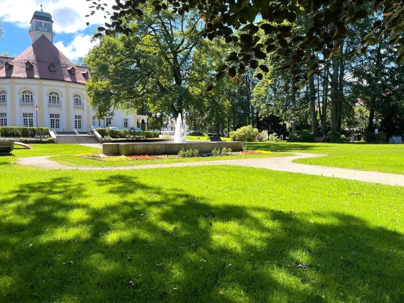 IMG-kurpark - Wohnung kaufen in Bad Tölz - Nähe Kurhaus: Süßes Apartment mit Terrasse, Garten, Sauna