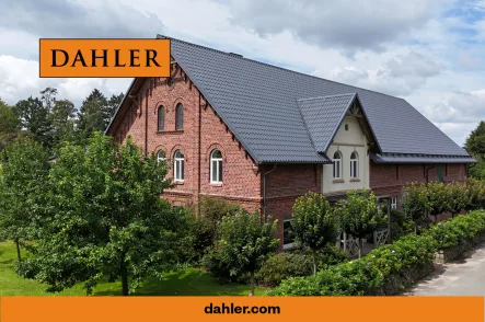 Ansicht Ost - Haus kaufen in Nienwohld - Imposanter Resthof: Vielseitige Nutzung mit Büroflächen und Reithalle – Ideal für Mehrgenerationen!