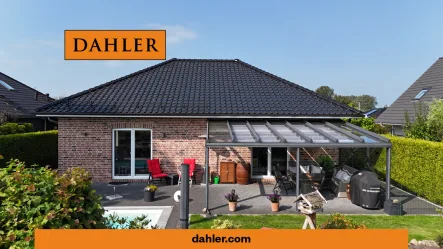 Rückansicht - Haus kaufen in Nienwohld - Neuwertiger Bungalow in Feldrandlage mit Pool