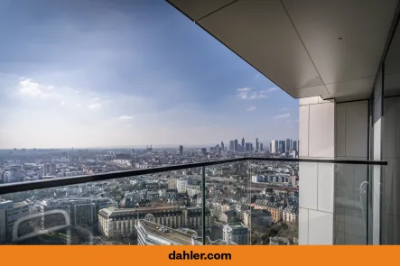 Balkon mit spektakulärem Weitblick - Wohnung kaufen in Frankfurt am Main / Sachsenhausen - Wohnen auf höchstem Niveau im Henninger Turm - Luxuswohnung mit einzigartigem Skylineblick