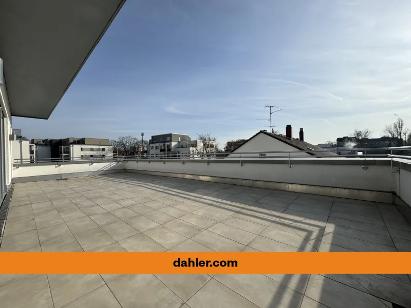 sonnige Dachterrasse mit Süd-Ost-Ausrichtung  - Wohnung mieten in Frankfurt am Main / Rödelheim - Schickes Penthouse mit spektakulärer Dachterrasse und Skylineblick