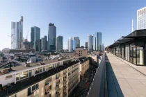 umlaufende Terrasse mit Skylineblick