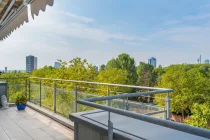 Terrasse mit Skylineblick im Sommer