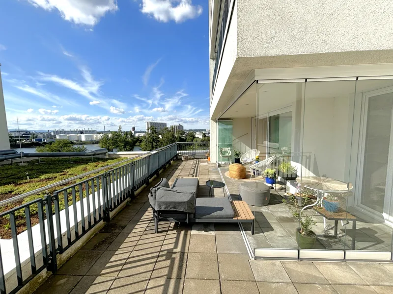 großzügige Terrasse mit Mainblick