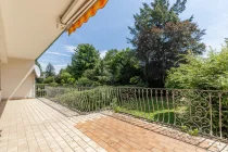 Balkon mit Ausblick in den Garten