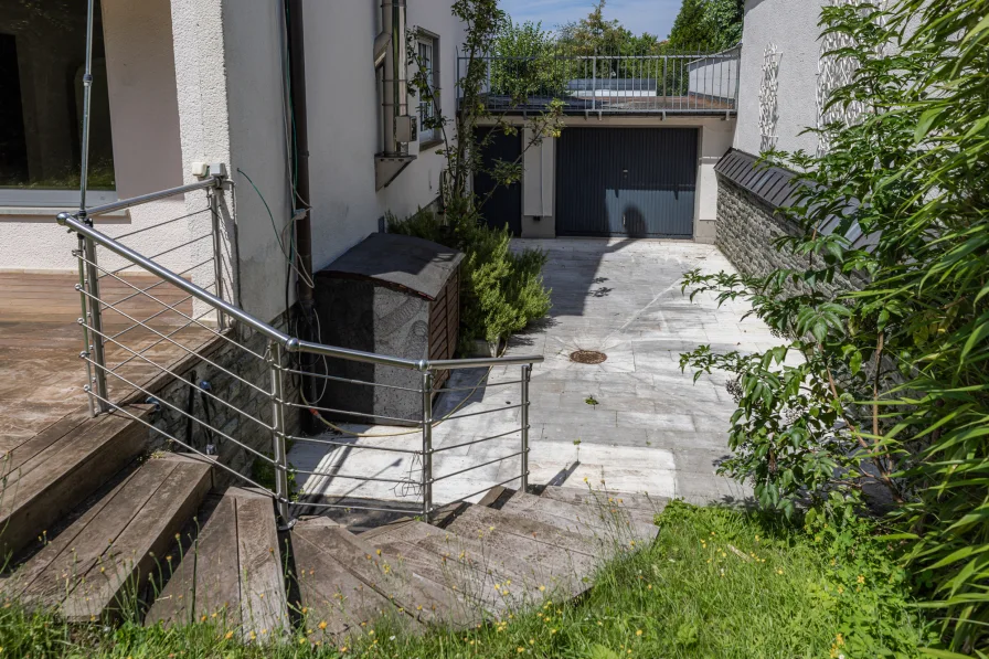 Doppelgarage mit Zugang zum Garten