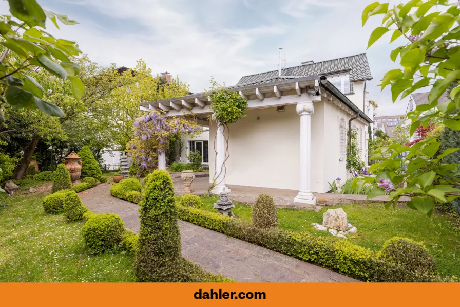 Gartenzugang - Haus kaufen in Frankfurt am Main / Sachsenhausen - Traumhafte Stadtvilla mit flexiblem Raumkonzept und idyllischem Garten