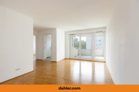 Wohn-/Essbereich mit Balkon - Wohnung kaufen in Frankfurt am Main Rebstock - Wohnen direkt am Park - sonnige Zwei-Zimmer-Wohnung mit sehr schönem Balkon