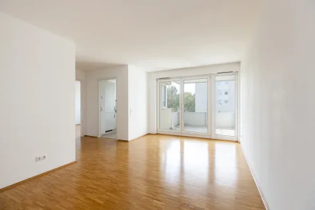 Wohn-/Essbereich mit Balkon - Wohnung kaufen in Frankfurt am Main Rebstock - Wohnen direkt am Park - sonnige Zwei-Zimmer-Wohnung mit sehr schönem Balkon