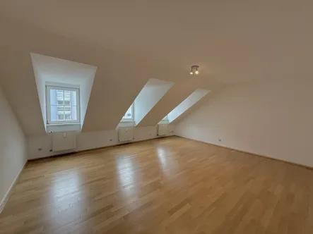 Wohnzimmer - Wohnung mieten in Frankfurt am Main / Ostend - Lichtdurchflutete Drei-Zimmer-Dachgeschosswohnung mit Einbauküche im Frankfurter Ostend