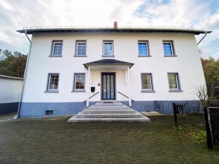 Hausansicht  - Haus mieten in Oberursel - Attraktive Büroflächen in einem historisch geprägten Gebäude am Waldrand von Oberursel