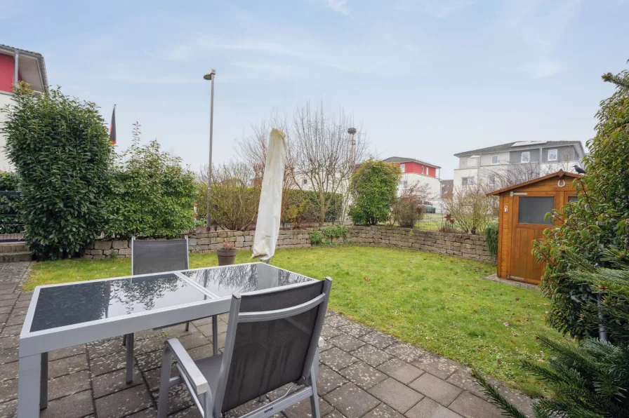 Terrasse in Südausrichtung mit Blick in den Garten