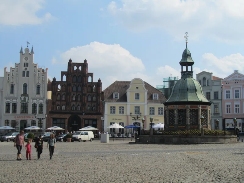 Marktplatz mit Giebelhäusern und "Wasserkunst"