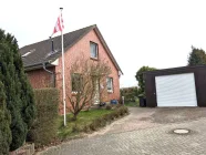 Ansicht auf Haus und Garage