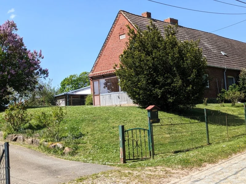 Blick zur Straße - Haus kaufen in Beidendorf - Kleines Reihenendhaus, sanierungsbedürftig aber mit Potenzial