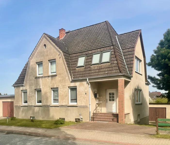 Nordwest Giebelseite - Haus kaufen in Gadebusch - Stilvolles Zweifamilienhaus mit schönem Garten