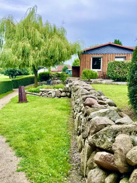 Schöne gestalteter Garten und Blick auf die zweite Garage