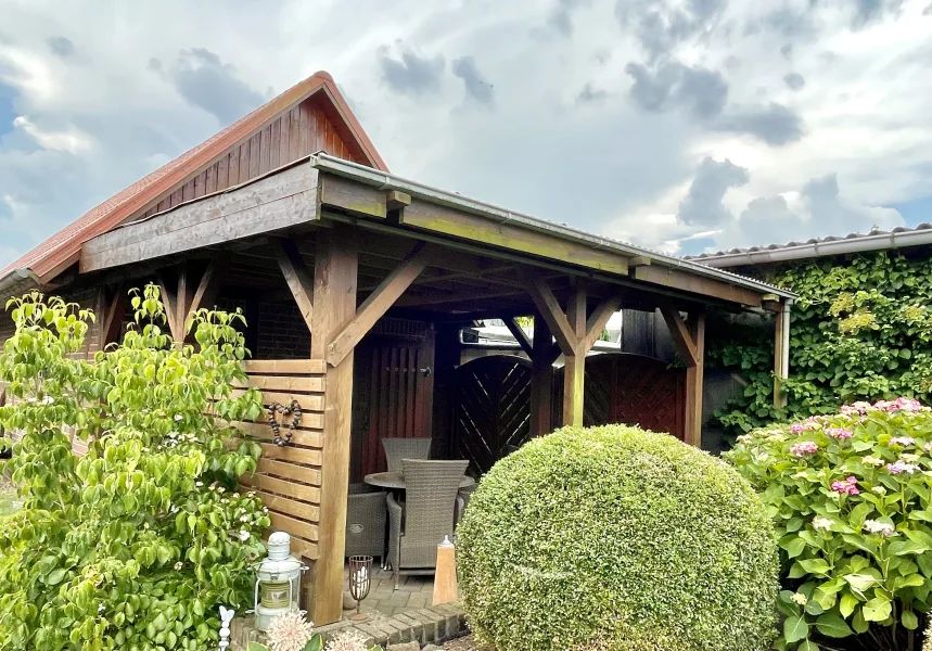 Von der Sitzecke blickt man in den Garten