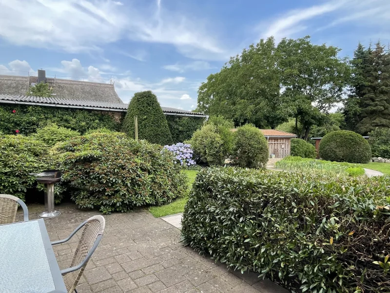 Blick von der Terrasse in den Garten