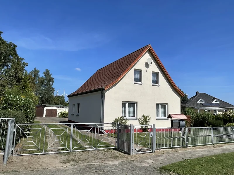 Blick in den Hof und auf das Grundstück - Ansicht Haus 1