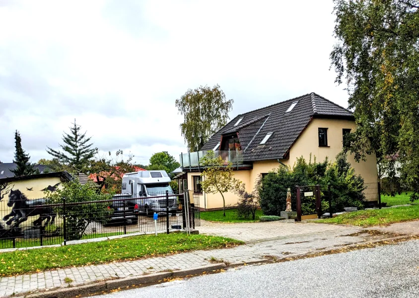  - Haus kaufen in Neuburg-Steinhausen - Einfamilienhaus mit großem Grundstück und viel Platz für Leben, Wohnen und Hobbys