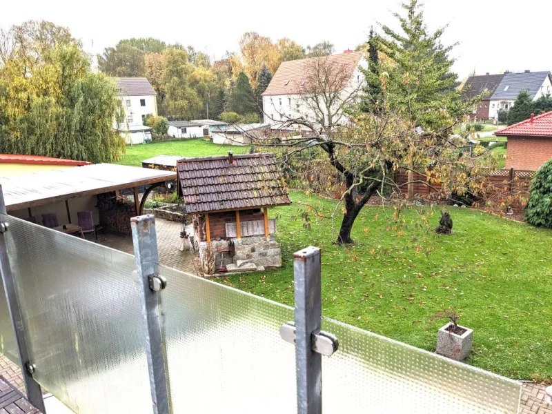 Blick vom Balkon zum Grundstück