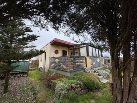 Titelbild - Haus kaufen in Zurow - Traumhafter Bungalow mit Seeblick in Nakenstorf