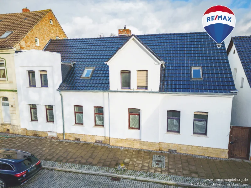 Straßenansicht - Wohnung kaufen in Oschersleben (Bode) - Investieren Sie in Oschersleben!