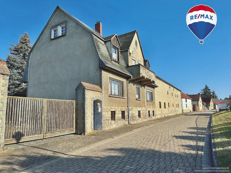 Strassenansicht. - Haus kaufen in Oschersleben (Bode) / Ampfurth - Einfamilienhaus mit viel Platz und Drei-Seiten-Hof