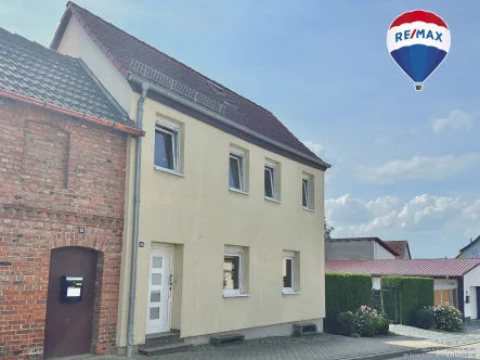 Straßenansicht - Haus kaufen in Am Großen Bruch / Neuwegersleben - Zwei charmante Einfamilienhäuser mit vielseitigem Nebengebäude und separatem Gartengrundstück