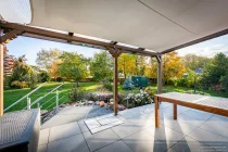 Terrasse mit Blick in den Garten 