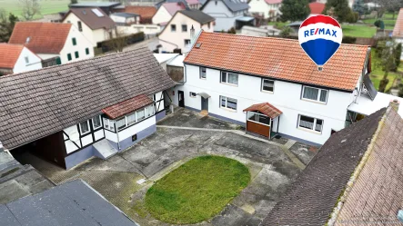 Titelbild - Haus kaufen in Oschersleben / Alikendorf - Doppeltes Wohnvergnügen – Zwei Häuser auf einem weitläufigen Grundstück in Alikendorf