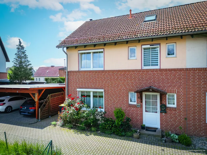 Haus mit Doppelcarport 