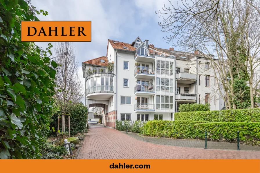  - Wohnung kaufen in Düsseldorf / Oberkassel - Gemütliche 2-3 Zimmer Galeriewohnung mit EBK, Aufzug und Balkon in gefragter Lage von Oberkassel