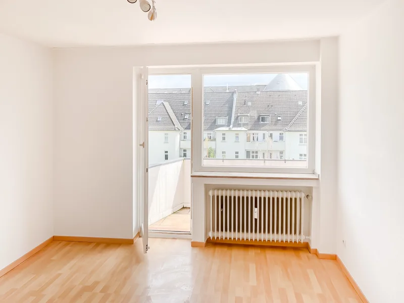 Schlafzimmer mit weiterem Zugang zum Balkon