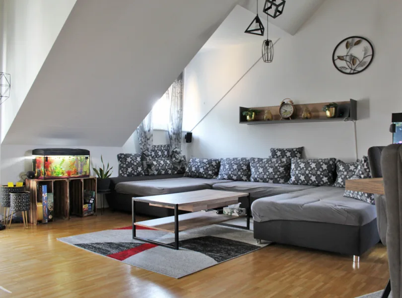 Wohnzimmer mit Zugang zum Balkon - Wohnung kaufen in Bad Kreuznach - Barrierefreie Eigentumswohnung
